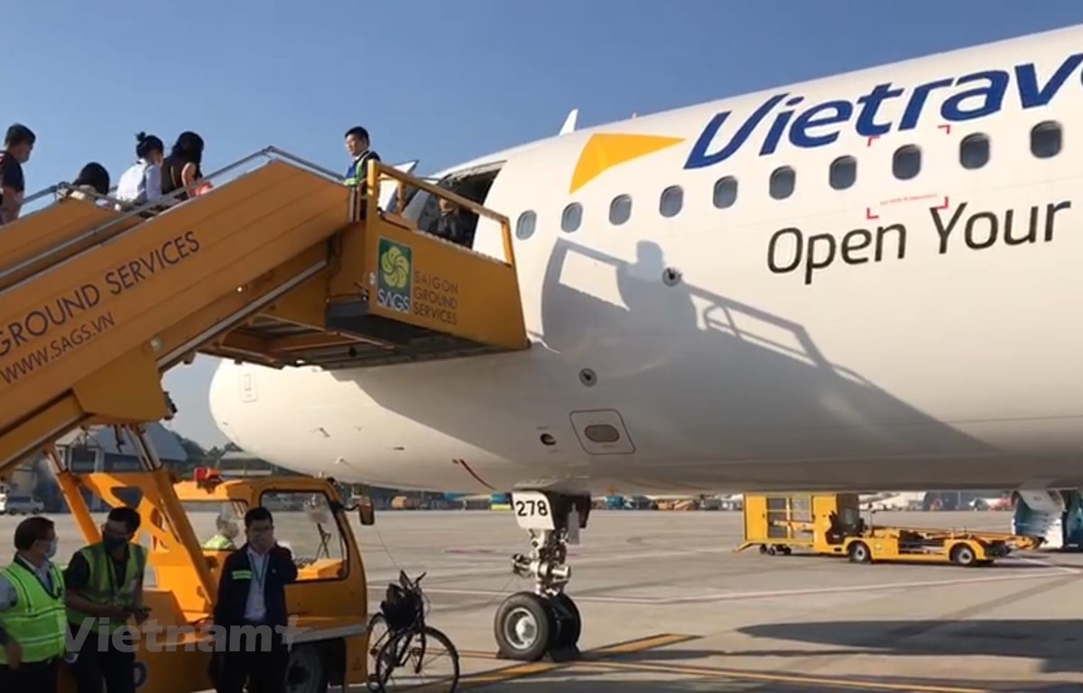 First passengers on the vietravel airlines' charter flight (photo: vna)